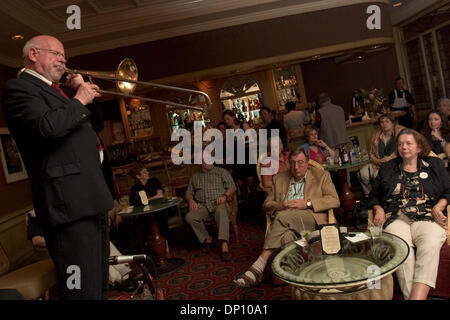 Apr 10, 2006, New Orleans, LA, USA ; Le Maryland Jazz Band de Cologne, Allemagne effectue au Royal Sonesta Hotel New Orleans en avril 2006 sur 10,. Le groupe, dirigé par le tromboniste, GERHARD 'Doggy' HUND, voyages à la Nouvelle Orléans pour effectuer avec les musiciens de jazz dans les théâtres de l'ensemble de la ville. Après l'ouragan Katrina, le groupe a tenu à collecteurs de bars et pubs autour de Cologne pour élever mone Banque D'Images