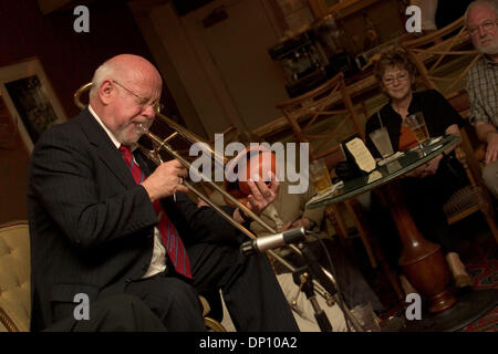 Apr 10, 2006, New Orleans, LA, USA ; Le Maryland Jazz Band de Cologne, Allemagne effectue au Royal Sonesta Hotel New Orleans en avril 2006 sur 10,. Le groupe, dirigé par le tromboniste, GERHARD 'Doggy' HUND, voyages à la Nouvelle Orléans pour effectuer avec les musiciens de jazz dans les théâtres de l'ensemble de la ville. Après l'ouragan Katrina, le groupe a tenu à collecteurs de bars et pubs autour de Cologne pour élever mone Banque D'Images