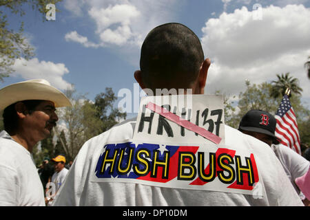 Avr 10, 2006 ; Bakersfield, CA, USA ; Angel Cervantès porte son message sur sa chemise au cours d'une manifestation et une marche de l'immigration à Bakersfield, CA. Crédit obligatoire : Photo par Lisa Krantz/San Antonio Express-News/ZUMA Press. (©) Copyright 2006 par San Antonio Express-News Banque D'Images