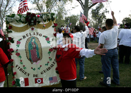 Avr 10, 2006 ; Bakersfield, CA, USA ; United Farm Workers Caroline membre Holguin offre ses bras pour un câlin comme elle voit Arturo Rodriguez, United Farm Workers Président, comme il arrive à l'immigration rassemblement à Bakersfield, CA le lundi 10 avril, 2006. Crédit obligatoire : Photo par Lisa Krantz/San Antonio Express-News/ZUMA Press. (©) Copyright 2006 par San Antonio Express-News Banque D'Images