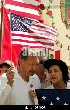 Avr 10, 2006 ; Bakersfield, CA, USA ; Arturo Rodriguez, qui a succédé à Cesar Chavez comme United Farm Workers président, et Dolores Huerta, le co-fondateur de l'UFW avec Cesar Chavez, attendez que l'immigration pour commencer à Bakersfield, CA le lundi 10 avril, 2006. Crédit obligatoire : Photo par Lisa Krantz/San Antonio Express-News/ZUMA Press. (©) Copyright 2006 par San Antonio Express-News Banque D'Images