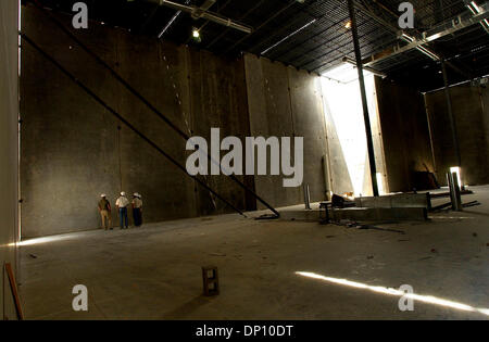 Avr 10, 2006 ; San Antonio, TX, USA ; BIZ Browning Construction Co. supérieurs à pied à travers le théâtre Palladium en construction. Crédit obligatoire : photo par Gloria/Ferniz ZUMA Press. (©) Copyright 2006 par San Antonio Express-News Banque D'Images