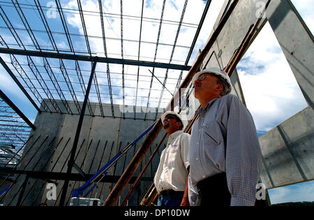 Avr 10, 2006 ; San Antonio, TX, USA ; BIZ Browning Construction Co. Président James C. Browning (R) et gestionnaire de projet Théâtre Paladium Ryan Kessler, regardez sur la structure. Crédit obligatoire : photo par Gloria/Ferniz ZUMA Press. (©) Copyright 2006 par San Antonio Express-News Banque D'Images