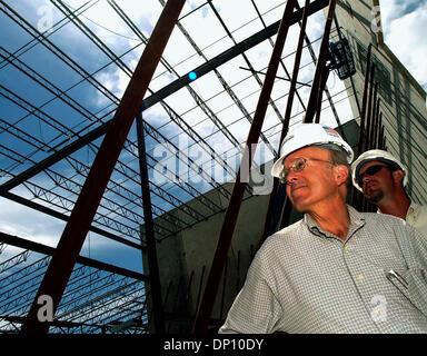 Avr 10, 2006 ; San Antonio, TX, USA ; BIZ Browning Construction Co. Président James C. Browning (L) et gestionnaire de projet Théâtre Paladium Ryan Kessler, regardez sur la structure. Crédit obligatoire : photo par Gloria/Ferniz ZUMA Press. (©) Copyright 2006 par San Antonio Express-News Banque D'Images