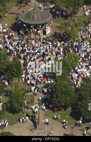 Avr 10, 2006 ; San Antonio, TX, USA ; les gens se rassemblent pour un immigrant de l'homme rassemblement à Milam Plaza dans le centre-ville de San Antonio, le lundi, Avril 10, 2006. Crédit obligatoire : Photo par B Calzada/San Antonio Express-News/ZUMA Press. (©) Copyright 2006 par San Antonio Express-News Banque D'Images