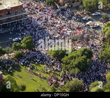 Avr 10, 2006 ; San Antonio, TX, USA ; les immigrants de l'homme du parc Hemisfair marcheurs se réunissent à la fin de leur randonnée à travers le centre-ville de San Antonio, le lundi, Avril 10, 2006. Crédit obligatoire : Photo par B Calzada/San Antonio Express-News/ZUMA Press. (©) Copyright 2006 par San Antonio Express-News Banque D'Images