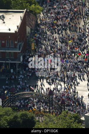 Avr 10, 2006 ; San Antonio, TX, USA ; des milliers de personnes participant à un immigrant de l'homme arriver à mars Plaza Hemisfair lundi, 10 avril 2006. Crédit obligatoire : Photo par B Calzada/San Antonio Express-News/ZUMA Press. (©) Copyright 2006 par San Antonio Express-News Banque D'Images