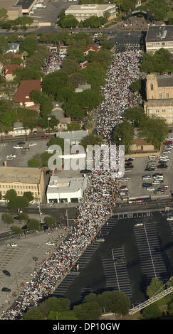 Avr 10, 2006 ; San Antonio, TX, USA ; des milliers de personnes de mars pour les droits des immigrants à travers le centre-ville de San Antonio, le lundi, Avril 10, 2006. Crédit obligatoire : Photo par B Calzada/San Antonio Express-News/ZUMA Press. (©) Copyright 2006 par San Antonio Express-News Banque D'Images