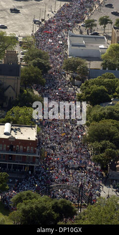 Avr 10, 2006 ; San Antonio, TX, USA ; des milliers de personnes de mars pour les droits des immigrants à travers le centre-ville de San Antonio, le lundi, Avril 10, 2006. Crédit obligatoire : Photo par B Calzada/San Antonio Express-News/ZUMA Press. (©) Copyright 2006 par San Antonio Express-News Banque D'Images