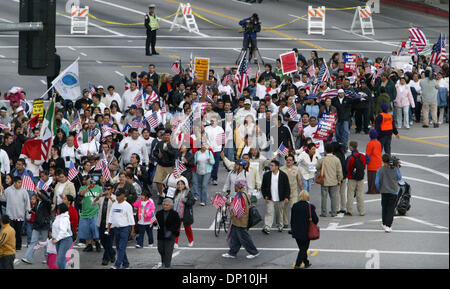 Avr 10, 2006 ; Los Angeles, CA, USA ; droits de l'Immigration mars manifestants Lundi, 10 avril 2006, à travers le centre-ville de Los Angeles. Des centaines de milliers de personnes exigeant la nationalité américaine pour les immigrants illégaux se sont déversés dans les rues lundi dans des dizaines de villes de New York à San Diego dans certaines des plus importantes manifestations de masse depuis le début des manifestations dans le pays las Banque D'Images