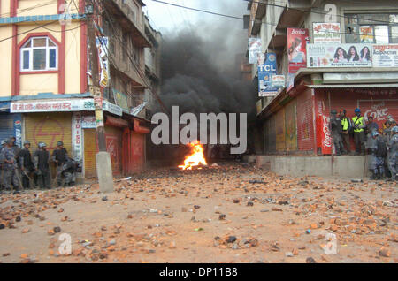 Juin 11, 2006, Katmandou, Népal ; Népalais en mouvement pour la démocratie : block road par firieng tire et arbre au milieu de la city road dans Katmandou capital. Népalais sont fi un couvre feu arrêté du gouvernement de rétablir la démocratie au Népal. Parti politique sept alliances ont appelé une grève générale de quatre jours au Népal. Le cinquième jour, mais aussi des gens ont été actif Banque D'Images