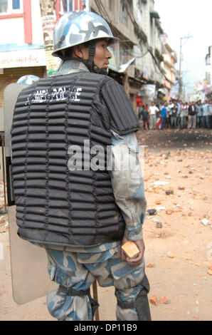 Juin 11, 2006, Katmandou, Népal ; Népalais en mouvement pour la démocratie : la force de police armée transporter briques à jeter sur les manifestants qui étaient par ordre de couvre-feu qui défient le gouvernement. Népalais sont fi un couvre feu arrêté du gouvernement de rétablir la démocratie au Népal. Parti politique sept alliances ont appelé une grève générale de quatre jours au Népal. Le cinquième jour, mais aussi des gens nous Banque D'Images