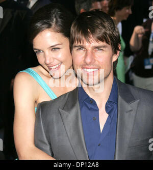 Apr 18, 2006 ; Los Angeles, CA, USA ; ( FICHIER PHOT : date 2005-06-23) Tom Cruise et Katie Holmes, le haut-profil paire , a eu un bébé fille . Le bébé, nommé Suri, pesait 7 livres et 7 onces et mesurait 20 pouces de long. L'actrice Katie Holmes & fiancé/acteur Tom Cruise à la première de New York 'Guerre des Mondes' qui s'est tenue au Ziegfeld Theatre de New York. Crédit obligatoire : photo par Banque D'Images