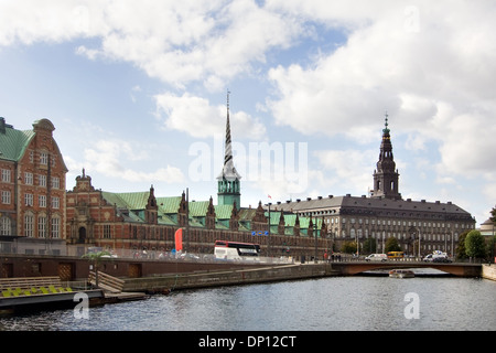 Vue sur canal vers Bourse de Copenhague et château de Christiansborg à Copenhague, Danemark, de l'Architecture Banque D'Images