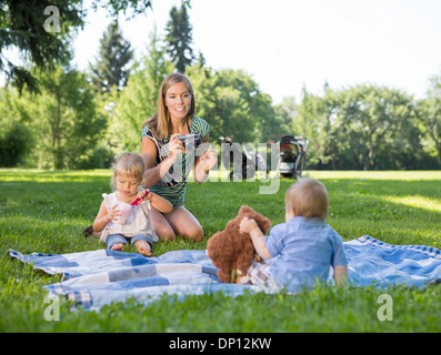 Photographies d'enfants dans mère Park Banque D'Images