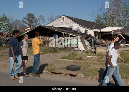 Apr 13, 2006, New Orleans, LA, USA ; de nouveaux bénévoles pour un terrain d'allégement fiscal pour une visite d'orientation dans les zones dévastées, 9e basse Ward à La Nouvelle-Orléans. Un terrain d'éduquer les résidents et leur fournit des plantes pour aider à réduire les toxines dans le sol. Un terrain d'allégement est une organisation populaire fondée après l'ouragan Katrina. L'organisation dirigée par des bénévoles, courage, maisons fonctionne di Banque D'Images