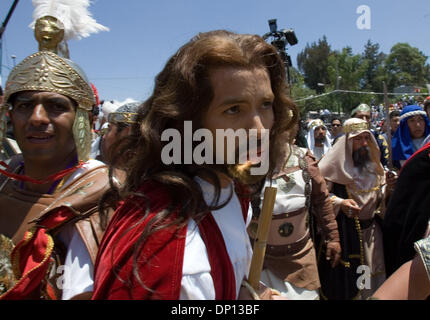 Apr 14, 2006 ; Mexico ; Christian RAMSES REYES fidèlement Jésus Christ comme il est escorté par des soldats romains lors de la Via Crucis dans le quartier d'Iztapalapa où Jésus Christ sera pendu sur une croix, le 14 avril 2006. Près d'un million de personnes participent à la procession de Pâques dans ce quartier de la ville de Mexico, où pour 163 ans le quartier Iztapalapa residen Banque D'Images