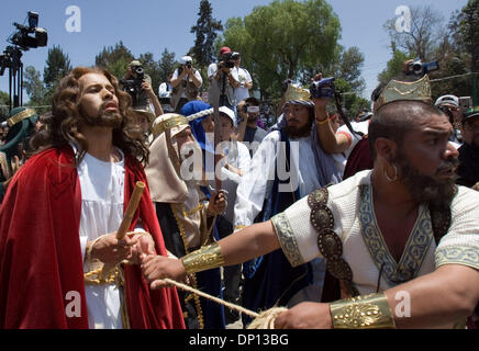 Apr 14, 2006 ; Mexico ; Christian RAMSES REYES fidèlement Jésus Christ comme il est escorté par des soldats romains lors de la Via Crucis dans le quartier d'Iztapalapa où Jésus Christ sera pendu sur une croix, le 14 avril 2006. Près d'un million de personnes participent à la procession de Pâques dans ce quartier de la ville de Mexico, où pour 163 ans le quartier Iztapalapa residen Banque D'Images