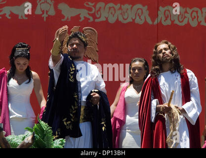 Apr 14, 2006 ; Mexico ; Christian RAMSES REYES fidèlement Jésus Christ comme il est à l'essai avant de Poncio Pilatos lors de la Via Crucis dans le quartier d'Iztapalapa où Jésus Christ sera pendu sur une croix, le 14 avril 2006. Près d'un million de personnes participent à la procession de Pâques dans ce quartier de la ville de Mexico, où pour 163 ans le quartier Iztapalapa Banque D'Images