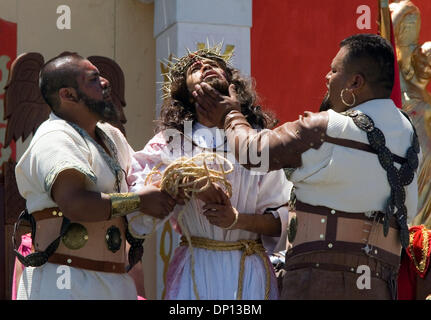 Apr 14, 2006 ; Mexico ; Christian RAMSES REYES fidèlement Jésus Christ comme il est escorté par des soldats romains lors de la Via Crucis dans le quartier d'Iztapalapa où Jésus Christ sera pendu sur une croix, le 14 avril 2006. Près d'un million de personnes participent à la procession de Pâques dans ce quartier de la ville de Mexico, où pour 163 ans le quartier Iztapalapa residen Banque D'Images