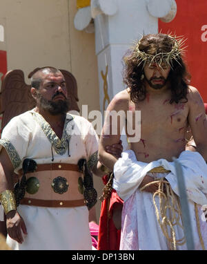 Apr 14, 2006 ; Mexico ; Christian RAMSES REYES fidèlement Jésus Christ comme il est escorté par des soldats romains lors de la Via Crucis dans le quartier d'Iztapalapa où Jésus Christ sera pendu sur une croix, le 14 avril 2006. Près d'un million de personnes participent à la procession de Pâques dans ce quartier de la ville de Mexico, où pour 163 ans le quartier Iztapalapa residen Banque D'Images