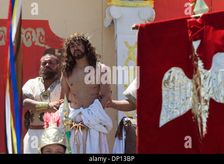 Apr 14, 2006 ; Mexico ; Christian RAMSES REYES fidèlement Jésus Christ comme il est escorté par des soldats romains lors de la Via Crucis dans le quartier d'Iztapalapa où Jésus Christ sera pendu sur une croix, le 14 avril 2006. Près d'un million de personnes participent à la procession de Pâques dans ce quartier de la ville de Mexico, où pour 163 ans le quartier Iztapalapa residen Banque D'Images