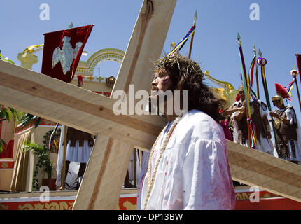 Apr 14, 2006 ; Mexico ; Christian RAMSES REYES fidèlement Jésus Christ comme il est escorté par des soldats romains lors de la Via Crucis dans le quartier d'Iztapalapa où Jésus Christ sera pendu sur une croix, le 14 avril 2006. Près d'un million de personnes participent à la procession de Pâques dans ce quartier de la ville de Mexico, où pour 163 ans le quartier Iztapalapa residen Banque D'Images