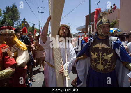 Apr 14, 2006 ; Mexico ; Christian RAMSES REYES fidèlement Jésus Christ comme il est escorté par des soldats romains lors de la Via Crucis dans le quartier d'Iztapalapa où Jésus Christ sera pendu sur une croix, le 14 avril 2006. Près d'un million de personnes participent à la procession de Pâques dans ce quartier de la ville de Mexico, où pour 163 ans le quartier Iztapalapa residen Banque D'Images