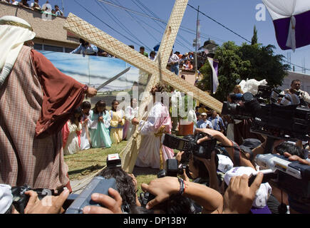 Apr 14, 2006 ; Mexico ; Christian RAMSES REYES fidèlement Jésus Christ comme il est escorté par des soldats romains lors de la Via Crucis dans le quartier d'Iztapalapa où Jésus Christ sera pendu sur une croix, le 14 avril 2006. Près d'un million de personnes participent à la procession de Pâques dans ce quartier de la ville de Mexico, où pour 163 ans le quartier Iztapalapa residen Banque D'Images