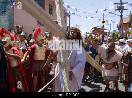 Apr 14, 2006 ; Mexico ; Christian RAMSES REYES fidèlement Jésus Christ comme il est escorté par des soldats romains lors de la Via Crucis dans le quartier d'Iztapalapa où Jésus Christ sera pendu sur une croix, le 14 avril 2006. Près d'un million de personnes participent à la procession de Pâques dans ce quartier de la ville de Mexico, où pour 163 ans le quartier Iztapalapa residen Banque D'Images