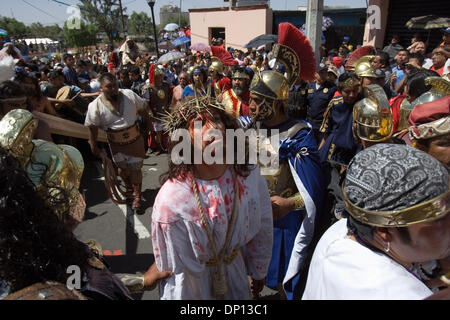 Apr 14, 2006 ; Mexico ; Christian RAMSES REYES fidèlement Jésus Christ comme il est escorté par des soldats romains lors de la Via Crucis dans le quartier d'Iztapalapa où Jésus Christ sera pendu sur une croix, le 14 avril 2006. Près d'un million de personnes participent à la procession de Pâques dans ce quartier de la ville de Mexico, où pour 163 ans le quartier Iztapalapa residen Banque D'Images