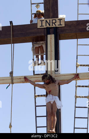 Apr 14, 2006 ; Mexico ; Christian RAMSES REYES fidèlement Jésus Christ comme il est cruxified par des soldats romains lors de la Via Crucis dans le quartier d'Iztapalapa sur Avril 14, 2006. Près d'un million de personnes participent à la procession de Pâques dans ce quartier de la ville de Mexico, où pour 163 ans l'Iztapalapa les résidents du quartier ont pris part à une reconstitution de Chris Banque D'Images