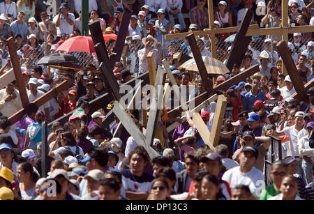 Apr 14, 2006 ; Mexico ; des milliers de personnes regarder Jésus Christ cruxified par des soldats romains lors de la Via Crucis dans le quartier d'Iztapalapa, sur Avril 14, 2006. Près d'un million de personnes participent à la procession de Pâques dans ce quartier de la ville de Mexico, où pour 163 ans l'Iztapalapa les résidents du quartier ont pris part à une reconstitution de crucifix du Christ Banque D'Images