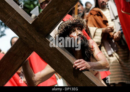 Apr 14, 2006 ; San Antonio, TX, USA ; Derly Cirlos, représentant Jésus dans la cathédrale San Fernando Via Crucis annuel, les luttes de se lever après être tombé au sol sur son chemin à travers le centre-ville de San Antonio. Crédit obligatoire : Photo de Mike Kane/ZUMA Press. (©) Copyright 2006 par San Antonio Express-News Banque D'Images