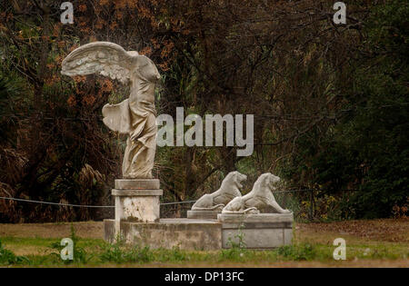 Apr 14, 2006 ; San Antonio, TX, USA ; une copie de la statue grecque unique victoire ailée de Samothrace est Hildebrand seulement un bloc à l'ouest de Broadway sur un bien immobilier une fois connu sous le nom de Mira Flores. Aureliano Urrutia avait cette statue au-dessus de l'entrée de son manoir sur Broadway jusqu'à ce que le bien a été vendu en 1967. Crédit obligatoire : photo par Gloria/Ferniz ZUMA Press. (©) Banque D'Images