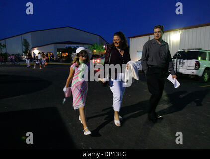 Apr 14, 2006 ; San Antonio, TX, USA ; Chuck et Laurie Stockton congé avec leur fille après un service de Pâques Vendredi, 14 avril 2006 à Bandera Road Community Church. Crédit obligatoire : Photo par Bahram Mark Sobhani/ZUMA Press. (©) Copyright 2006 par San Antonio Express-News Banque D'Images