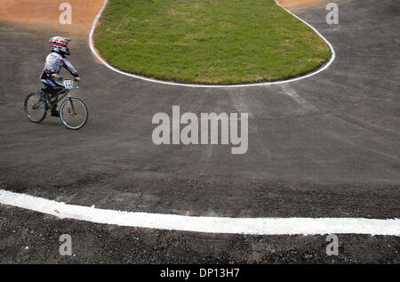 Apr 14, 2006 ; West Palm Beach, FL, USA ; BMX Okeeheelee Easter Classic, une épreuve de qualification olympique de BMX race, exécute le samedi et dimanche, 15 et 16 avril au Parc Okeeheelee en banlieue de West Palm Beach. Vendredi des activités cliniques. Le BMX est un sport olympique en 2008. Chute de la porte à 11 heures le samedi, avec les pour aller en premier. Les concurrents de partout aux Etats-Unis et dans certaines parties du monde. Banque D'Images