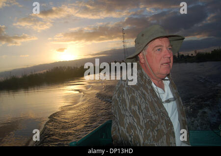 Apr 14, 2006 ; Wellington, FL, USA ; Newton Cook, de Tequesta se dirige vers l'ouest dans le canal de la rim Hillsboro Salon rampe de bateau pour une matinée de pêche sur l'extrémité sud de l'Arthur R. Marshall Wellington National Wildlife Refuge. Crédit obligatoire : Photo par Willie Howard/Palm Beach Post/ZUMA Press. (©) Copyright 2006 par Palm Beach Post Banque D'Images