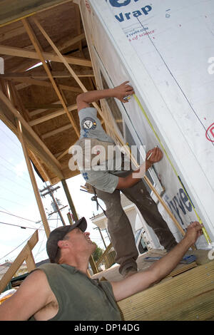 Apr 18, 2006, New Orleans, LA, USA ; Phil Tritz (top) est arrivé à la Nouvelle Orléans pour son affectation Americorp avec Habitat pour l'humanité 25 août, 2 jours avant la tempête et évacué à Americorp siège à Americus, Georgia. Puisque la plupart des surveillants de la construction de l'habitat n'ont pas été en mesure de retourner à la Nouvelle Orléans, Americorp bénévoles avec quelques maisons à leur actif sont Banque D'Images