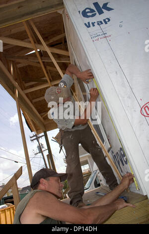 Apr 18, 2006, New Orleans, LA, USA ; Phil Tritz (top) est arrivé à la Nouvelle Orléans pour son affectation Americorp avec Habitat pour l'humanité 25 août, 2 jours avant la tempête et évacué à Americorp siège à Americus, Georgia. Puisque la plupart des surveillants de la construction de l'habitat n'ont pas été en mesure de retourner à la Nouvelle Orléans, Americorp bénévoles avec quelques maisons à leur actif sont Banque D'Images