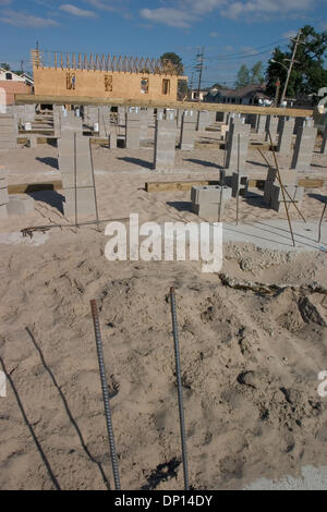 Apr 18, 2006, New Orleans, LA, USA ; les maisons à diverses étapes de construction à Habitat pour l'humanité Village des musiciens dans la région de la Nouvelle Orléans Ninth Ward. Harry Connick Jr. et Branford Marsalis imaginé le projet de house New Orleans déplacées des musiciens. La première phase du projet comprend 70 maisons et l'Ellis Marsalis Performance Center. Les espoirs de l'habitat pour construire 450 Banque D'Images