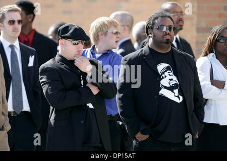 Apr 19, 2006 ; Detroit, MI, USA ; Les funérailles de la 'preuve' rappeur, de son vrai nom Deshaun Holton à la Chapelle de bourses à Detroit (Michigan) le mercredi 19 avril, 2006 Le cercueil transportant le corps de rapper La preuve est fait de bronze massif ou plaqué en or 24k et coûtent $48 000 USD. 'Preuve' a été tué à la C.C.C. club sur 8 Mile Road la semaine dernière lors d'une altercation à Banque D'Images