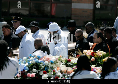 Apr 19, 2006 ; Detroit, MI, USA ; Les funérailles de la 'preuve' rappeur, de son vrai nom Deshaun Holton à la Chapelle de bourses à Detroit (Michigan) le mercredi 19 avril, 2006 Le cercueil transportant le corps de rapper La preuve est fait de bronze massif ou plaqué en or 24k et coûtent $48 000 USD. 'Preuve' a été tué à la C.C.C. club sur 8 Mile Road la semaine dernière lors d'une altercation à Banque D'Images