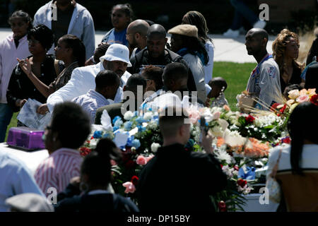 Apr 19, 2006 ; Detroit, MI, USA ; Les funérailles de la 'preuve' rappeur, de son vrai nom Deshaun Holton à la Chapelle de bourses à Detroit (Michigan) le mercredi 19 avril, 2006 Le cercueil transportant le corps de rapper La preuve est fait de bronze massif ou plaqué en or 24k et coûtent $48 000 USD. 'Preuve' a été tué à la C.C.C. club sur 8 Mile Road la semaine dernière lors d'une altercation à Banque D'Images