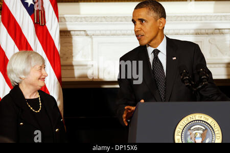 Le président des États-Unis Barack Obama (R) annonce son intention de nommer le Dr Janet Yellen (L) comme président du Conseil des gouverneurs du Système fédéral de réserve pour remplacer l'actuel président de la Fed Ben Bernanke, dans la salle à manger d'État Prix de la Maison Blanche à Washington DC, USA, Octobre 09, 2013. Le Dr Yellen sera la première femme à la tête de la banque centrale dans ses 100 ans d'histoire. Credit : Aude Guerrucci / Piscine via CNP Banque D'Images