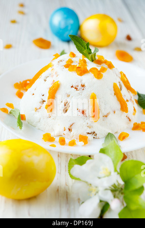 Le fromage cottage traite et Pâques décorations, gros plan de l'alimentation Banque D'Images