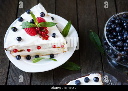 Tarte aux fruits d'été avec une éponge, de l'alimentation libre Banque D'Images