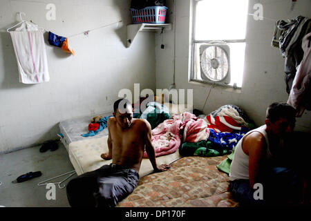 Apr 22, 2006 ; à Immokalee, FL, USA ; Farmworkers Julio Lopez, 24, à gauche, et les ventes d'ONORIO, Immokalee, originaire du Guatemala, regarder la télévision dans leur maison après avoir laissé Ethel Kennedy, fondateur de Le Robert F. Kennedy Center pour les droits de l'homme, et l'AFL-CIO John Sweeney Président voir leurs conditions de vie à Immokalee, Floride dimanche. Le Président de l'AFL-CIO John Sweeney et ELA Banque D'Images