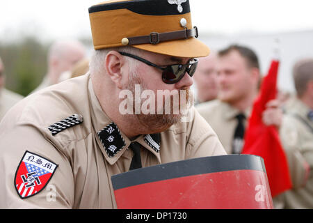 Apr 22, 2006 ; Lansing, MI, USA ; Le Mouvement national-socialiste, un groupe néo-nazi, rassemblements de Lansing. Le Michigan, qui protestaient contre les immigrants illégaux qui auraient contribué à des pertes d'emploi dans l'état. La sécurité était très forte avec le groupe Nazi étant en autobus depuis un emplacement distant sous forte escorte policière. Certains manifestants anti-racisme a menacé de tuer la N Banque D'Images