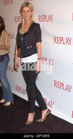 Apr 24, 2006 ; Celebrity Nicky Hilton au Brandon Davis et marque de vêtements italienne célèbre le replay Replay Los Angeles l'ouverture du magasin et lancement de la Brandon Davis Jean par Replay. L'événement s'est tenu au Club Falcon à Hollywood. Crédit obligatoire : Photo par Paul Fenton-KPA/ZUMA PRESS. (©) Copyright 2006 by Paul Fenton-KPA Banque D'Images